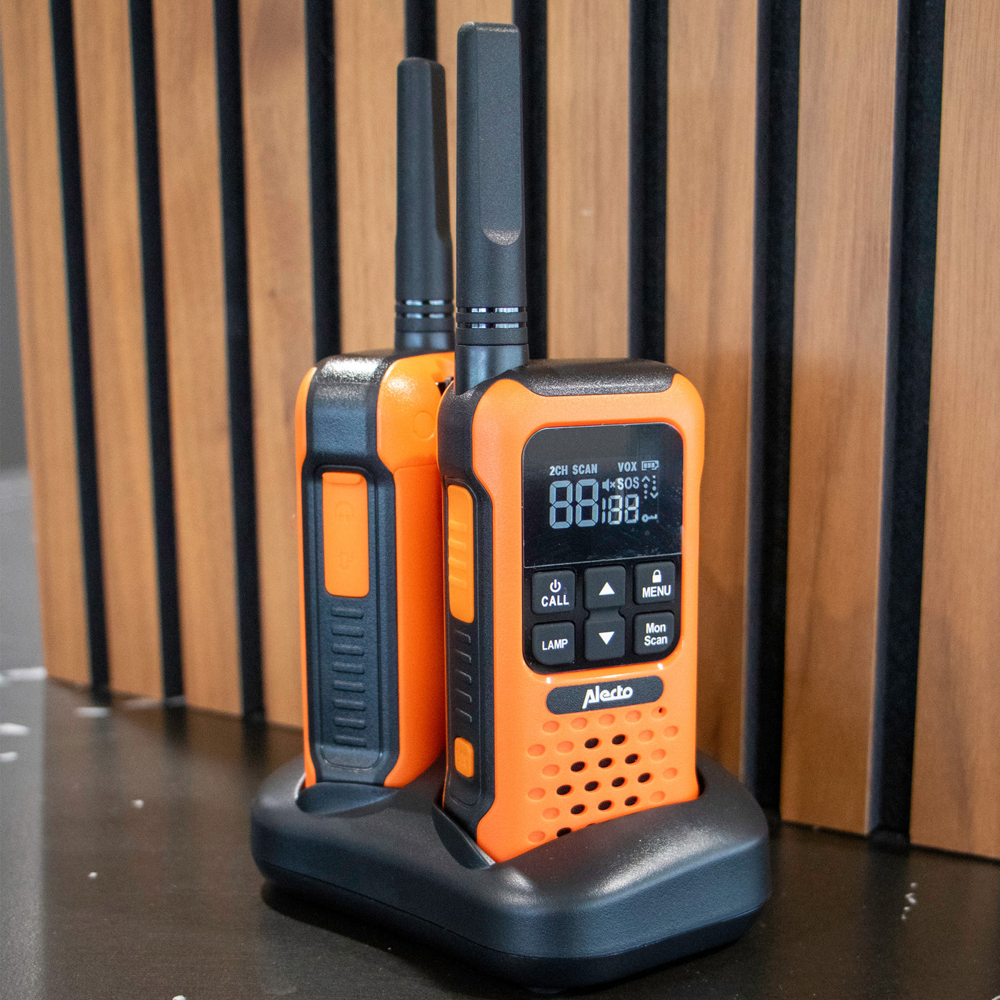 Alecto FR300OE - Robustes Funkgerät, Reichweite von bis zu 10 Kilometern, Orange/Schwarz