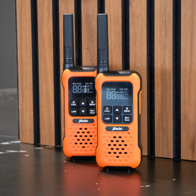 Alecto FR300OE - Robustes Funkgerät, Reichweite von bis zu 10 Kilometern, Orange/Schwarz