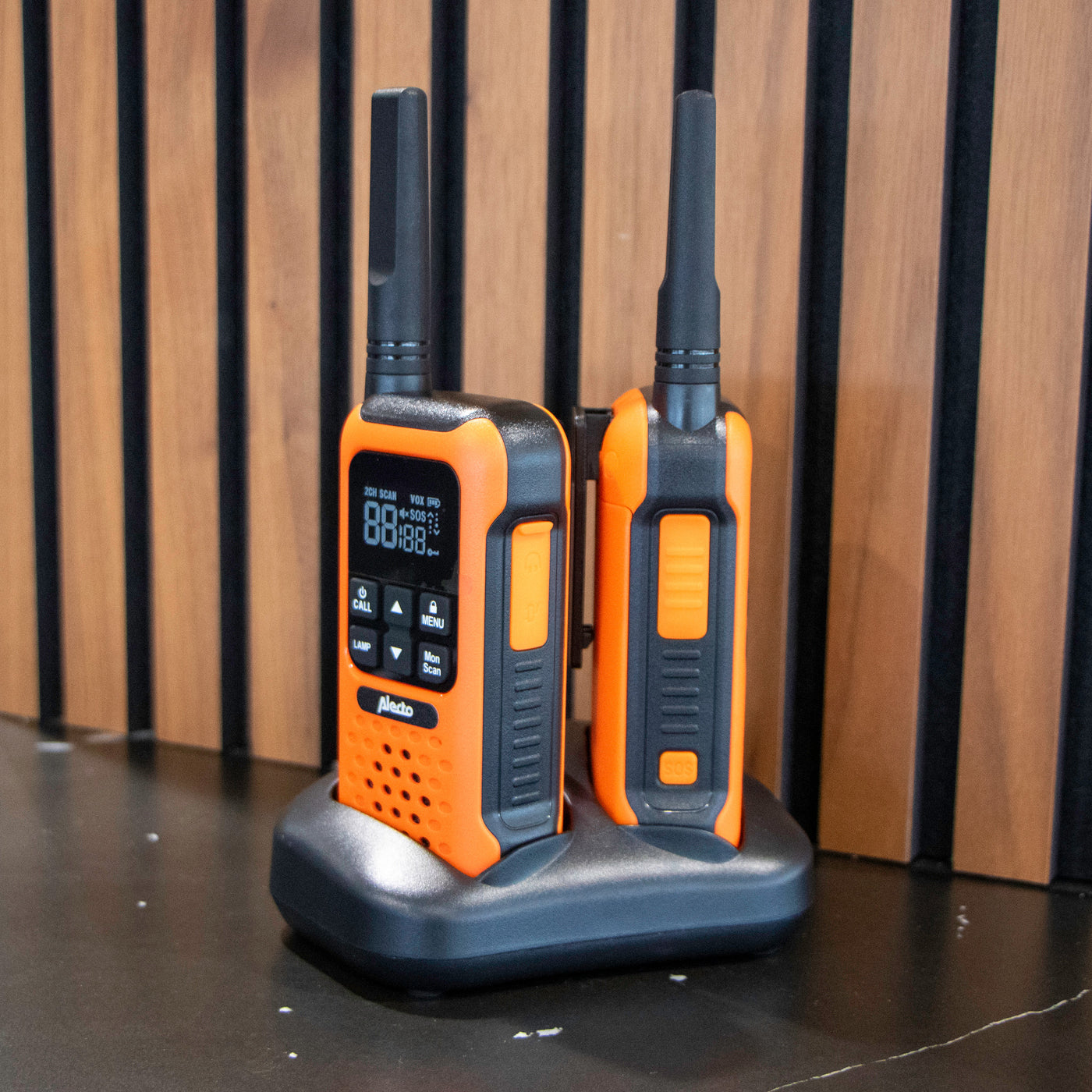 Alecto FR300OE - Robustes Funkgerät, Reichweite von bis zu 10 Kilometern, Orange/Schwarz